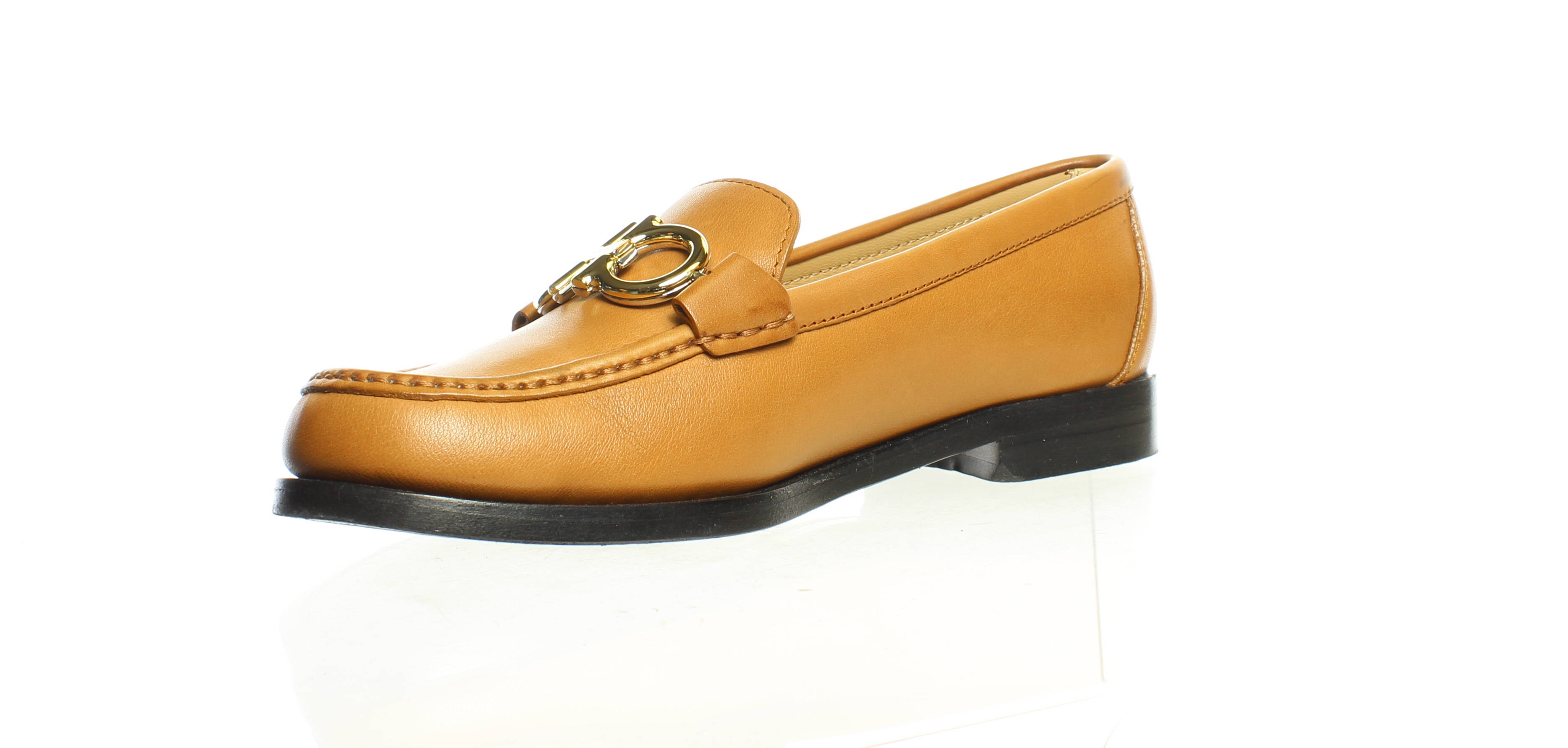 Ferragamo 桌布 壁紙 — 一雙棕色皮革樂福鞋，帶金色馬銜扣細節，放置在反光的白色表面上。