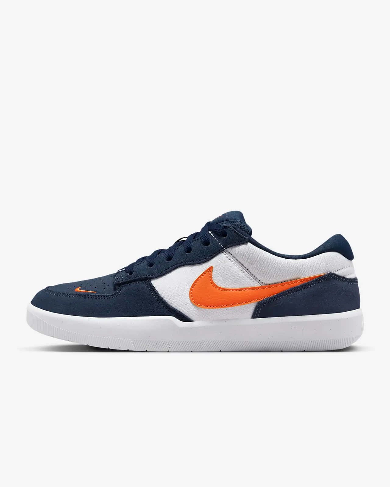 Nike 桌布 壁紙 — 一雙海軍藍和白色的Nike運動鞋，帶有醒目的橙色swoosh，孤立地站在純白色背景前。
