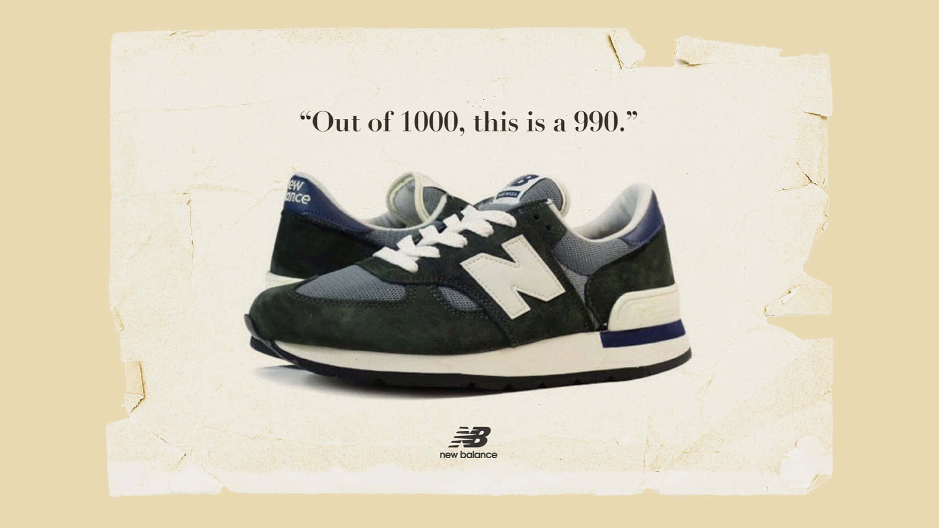 New Balance 桌布 壁紙 — 一雙深綠色和藍色的New Balance運動鞋，配有白色鞋帶和標誌，展示在帶有文字引用的撕破米色紙背景上。