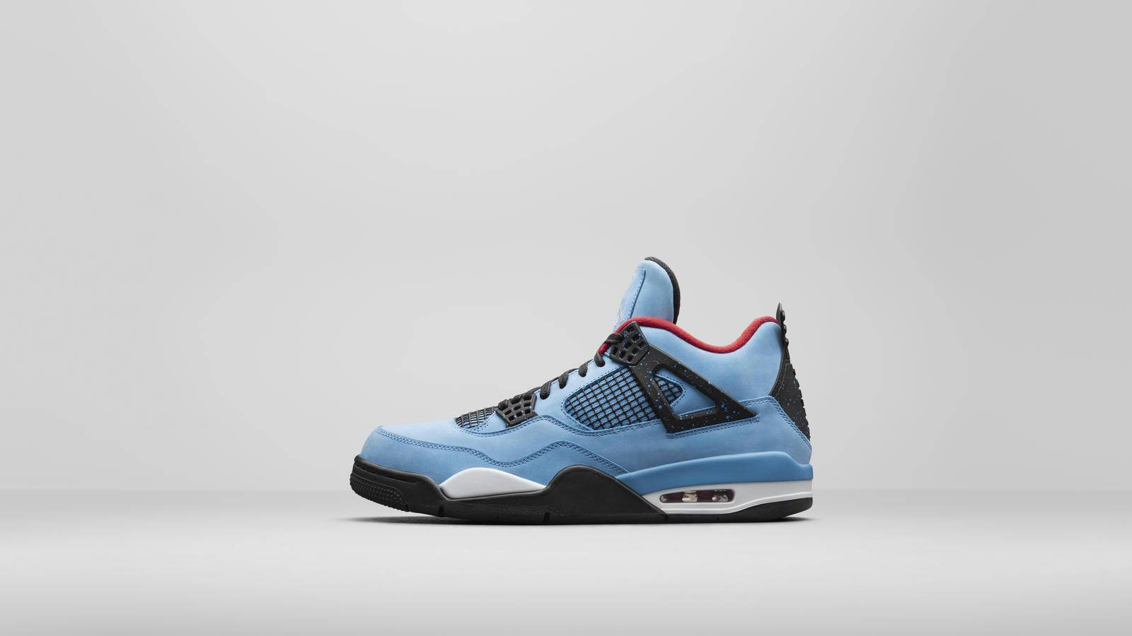 崔維斯·史考特 桌布 壁紙 — 一雙淺藍色 Jordan 4 運動鞋，帶有黑色點綴和紅色飾邊，側面展示在純白色背景上。