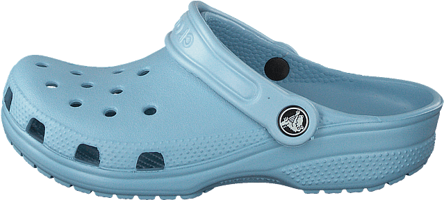 Crocs 桌布 壁紙 — 一雙淺藍色木屐鞋，帶通風孔和品牌標誌，展示在黑色背景上。