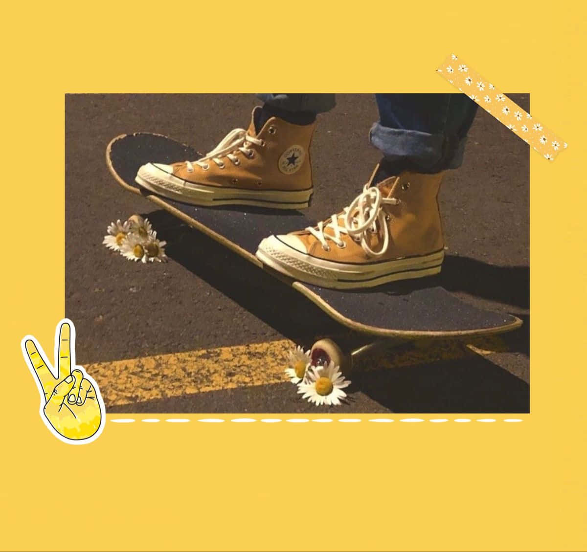 Skater Girl Aesthetic 桌布 壁紙 — 一雙淺褐色高筒運動鞋站在滑板上，附近散落著雛菊，背景是明亮的黃色。