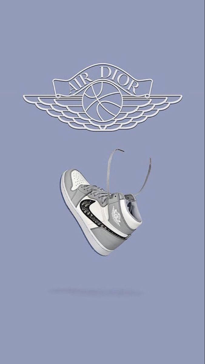 桌布 壁紙 — 一雙灰色 Air Dior 運動鞋懸浮在其標誌性的有翼籃球標誌下方，背景為柔和的薰衣草色。