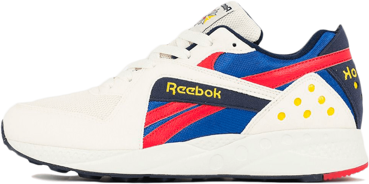 銳步 桌布 壁紙 — 一雙白色 Reebok 運動鞋，帶有鮮明的藍色、紅色和黃色點綴，在黑色背景下呈現銳利細節。