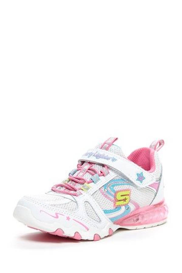 Skechers 桌布 壁紙 — 一雙白色、粉紅色和藍色的Skechers兒童運動鞋，帶有發光鞋底和星星細節，置於純白背景上。