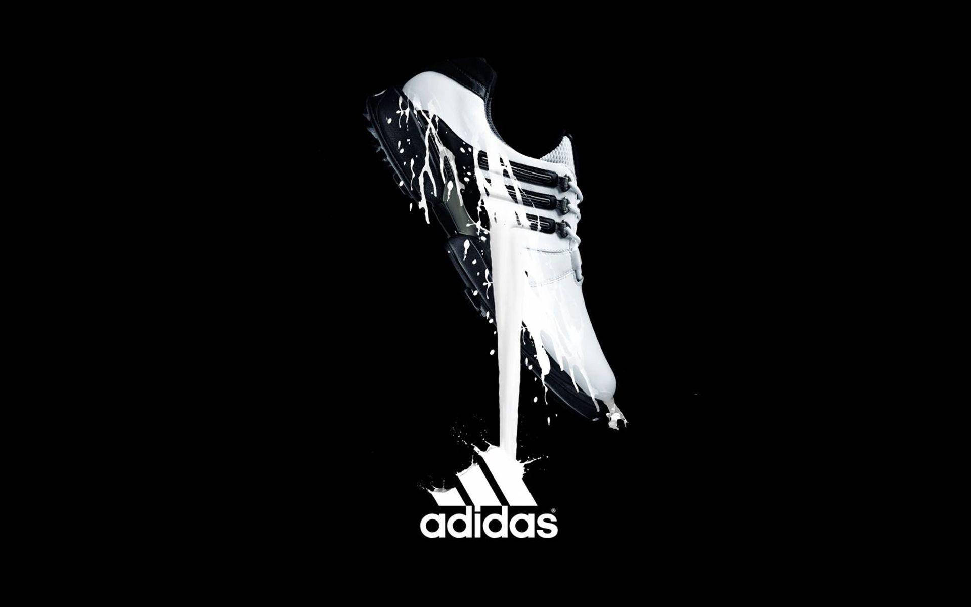 愛迪達 桌布 壁紙 — 一雙白色adidas運動鞋在純黑背景上滴落顏料，下方有品牌標誌。