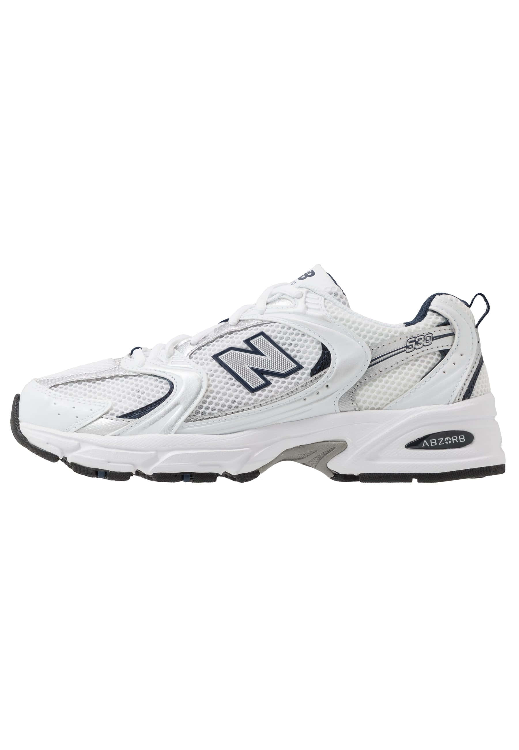New Balance 桌布 壁紙 — 一雙白色New Balance 530運動鞋，帶有海軍藍色點綴和網眼鞋面，在乾淨的攝影棚燈光下展示。