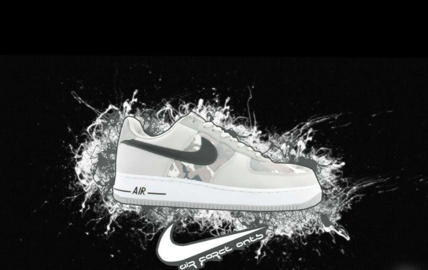 桌布 壁紙 — 一雙白色Nike Air Force 1運動鞋帶有迷彩點綴，在黑色背景上穿過動態的白色飛濺。