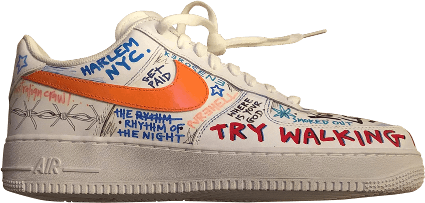 Vlone 桌布 壁紙 — 一雙白色Nike Air Force 1運動鞋，上面佈滿色彩繽紛的塗鴉風格文字和圖案，背景為黑色。