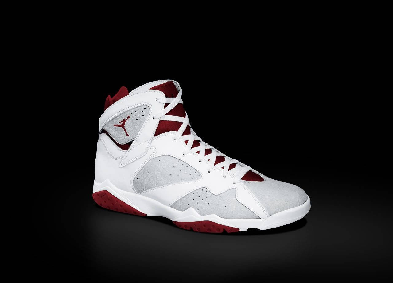 Jordan球鞋 桌布 壁紙 — 一雙白色和深紅色的Jordan 7運動鞋，帶有銀色點綴，孤立地站在黑色背景前。