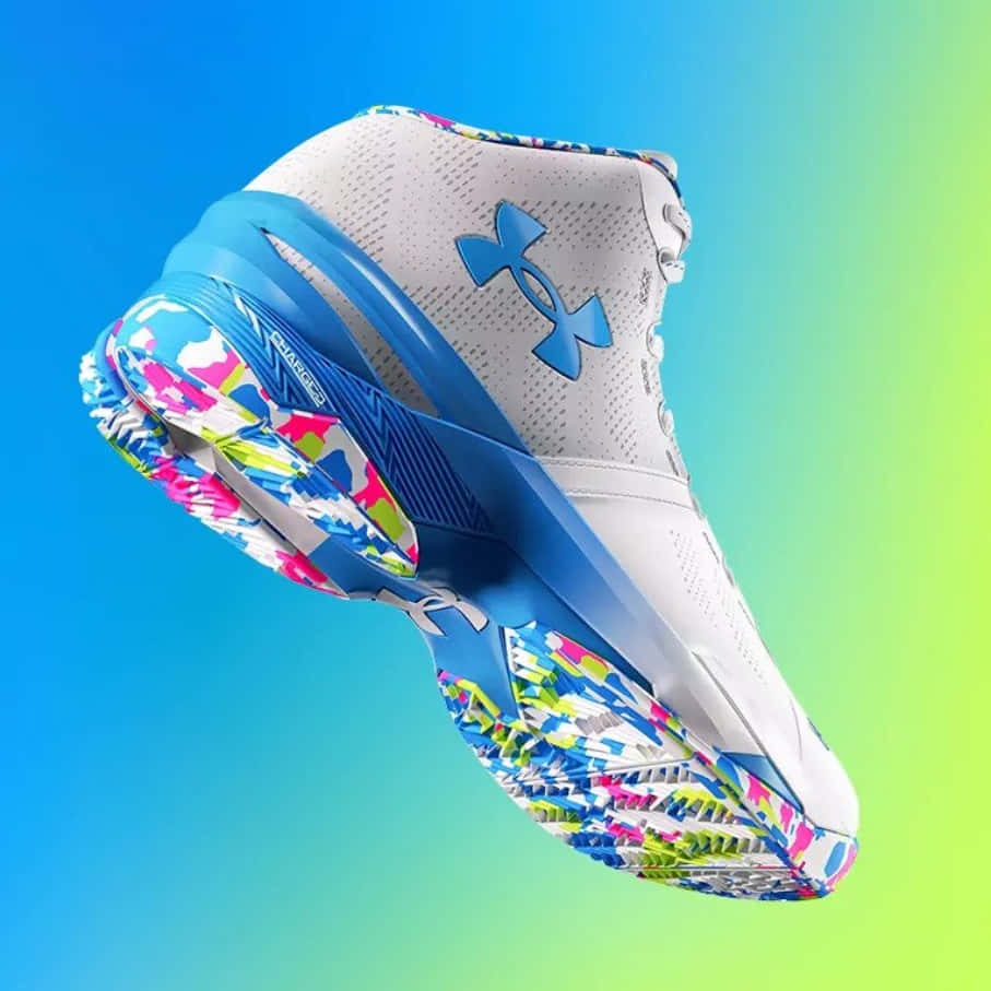Under Armour 桌布 壁紙 — 一雙白色和藍色的 Under Armour 籃球鞋，帶有彩色多色鞋底，漂浮在藍色到綠色的漸變背景上。