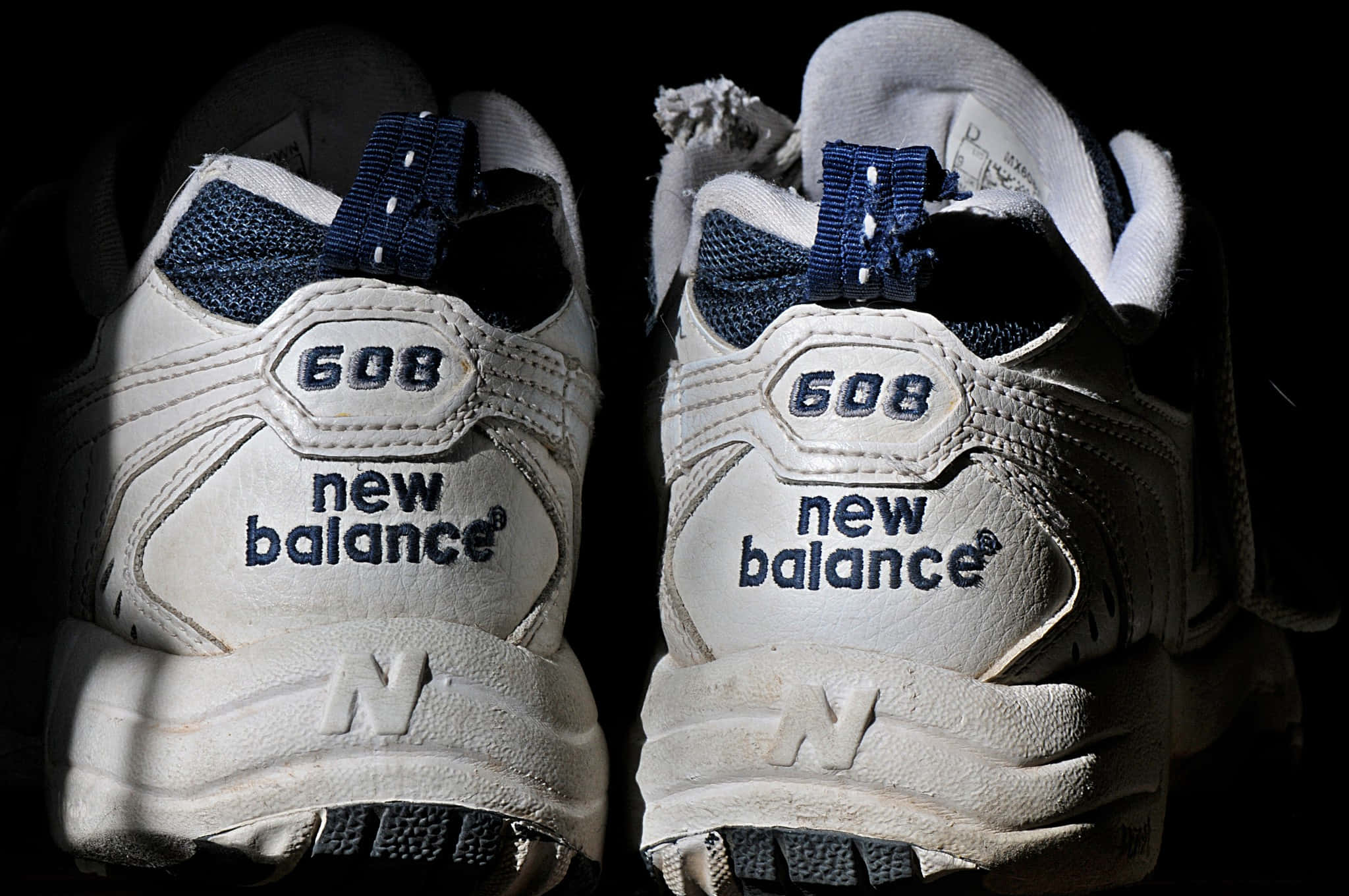 一雙白藍配色的New Balance運動鞋 壁紙