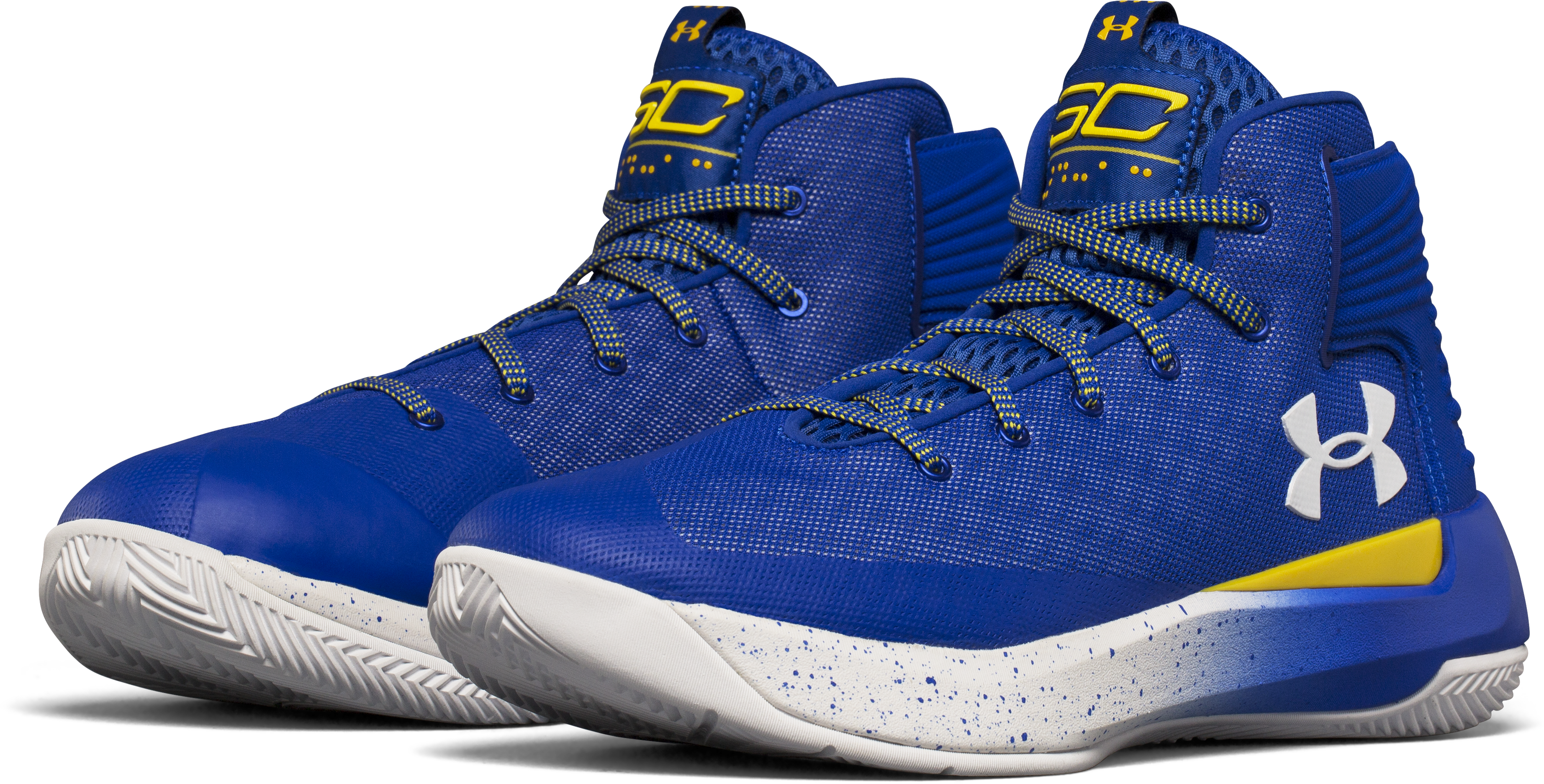 史蒂芬·柯瑞 桌布 壁紙 — 一雙皇家藍色 Under Armour 籃球鞋，帶有黃色點綴和白色鞋底，展示在深色漸變背景上。