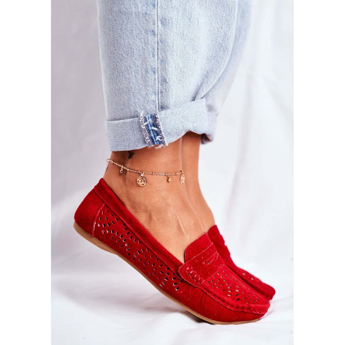 Red Shoes 桌布 壁紙 — 一雙穿著鮮紅色麂皮樂福鞋、帶有鏤空圖案的腳部特寫，搭配反摺淺藍色牛仔褲。