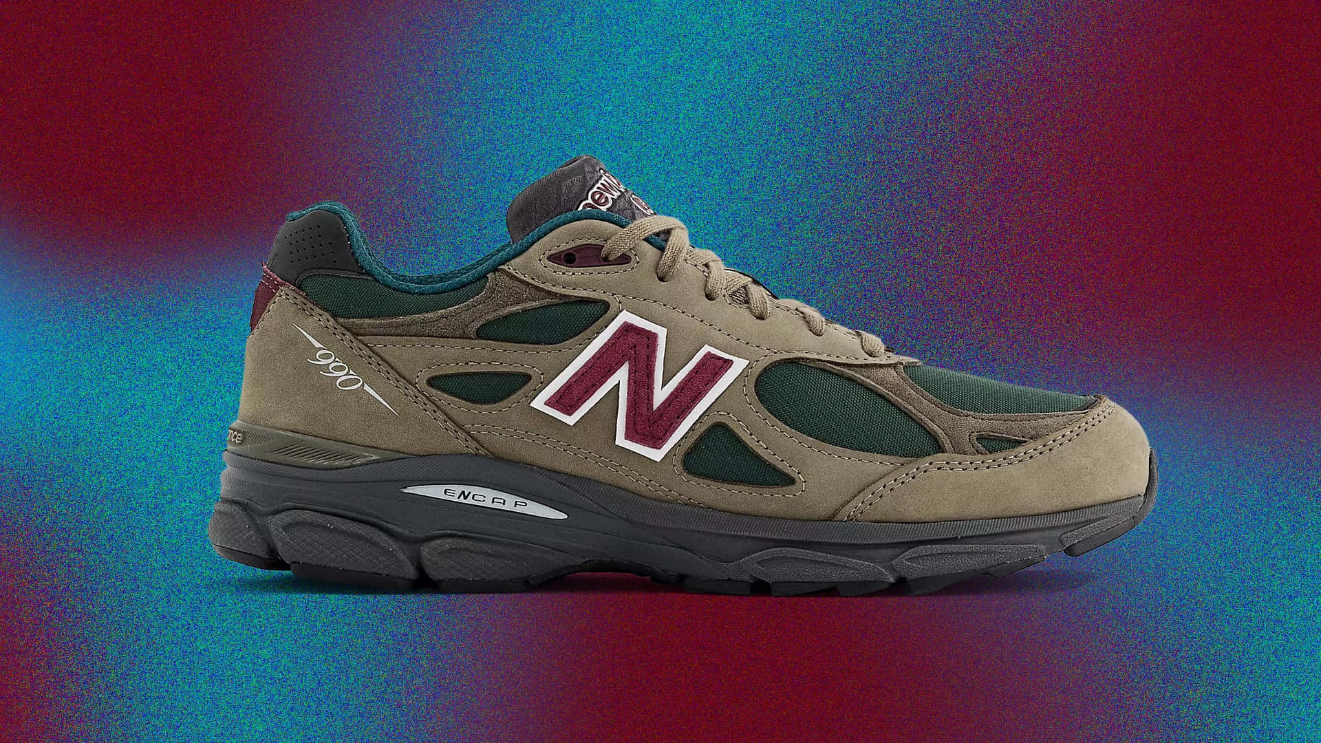 New Balance 桌布 壁紙 — 一雙米色New Balance 990運動鞋，帶有栗色標誌，站在藍色和紅色的鮮豔漸變背景前。