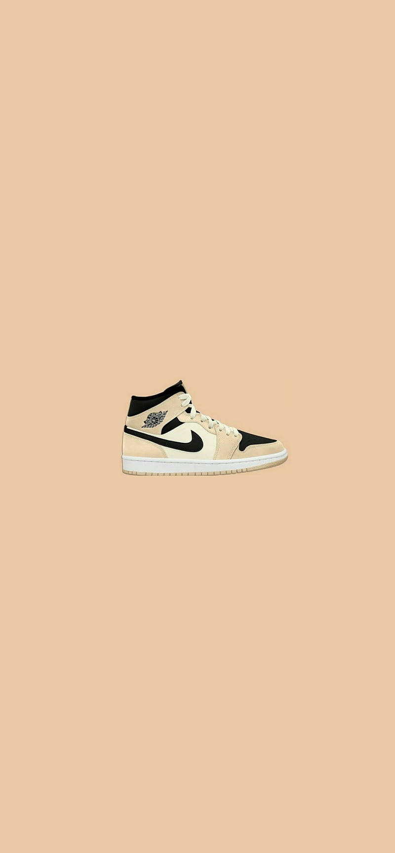 Nike Shoes 桌布 壁紙 — 一雙米色和黑色的高筒運動鞋，置於純色蜜桃色背景中央，構圖簡潔極簡。