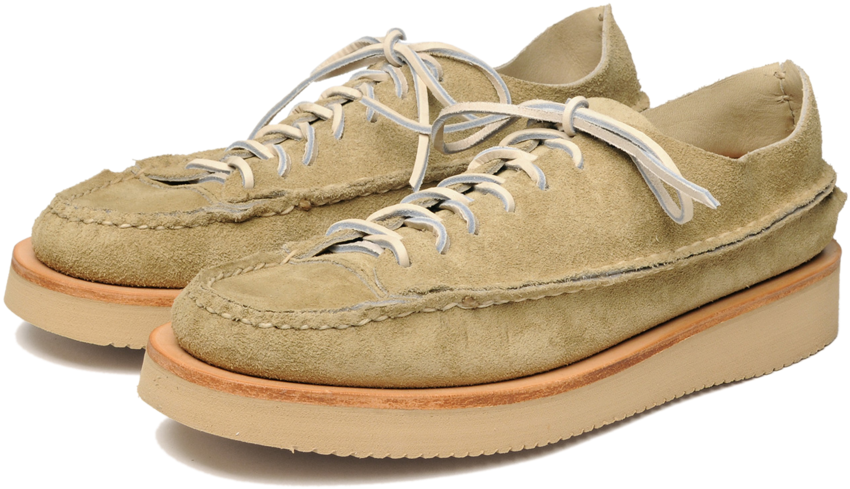 Sneaker 桌布 壁紙 — 一雙米色麂皮綁帶鞋，搭配厚奶油色鞋底和淺灰色鞋帶，在黑色背景上隔離。
