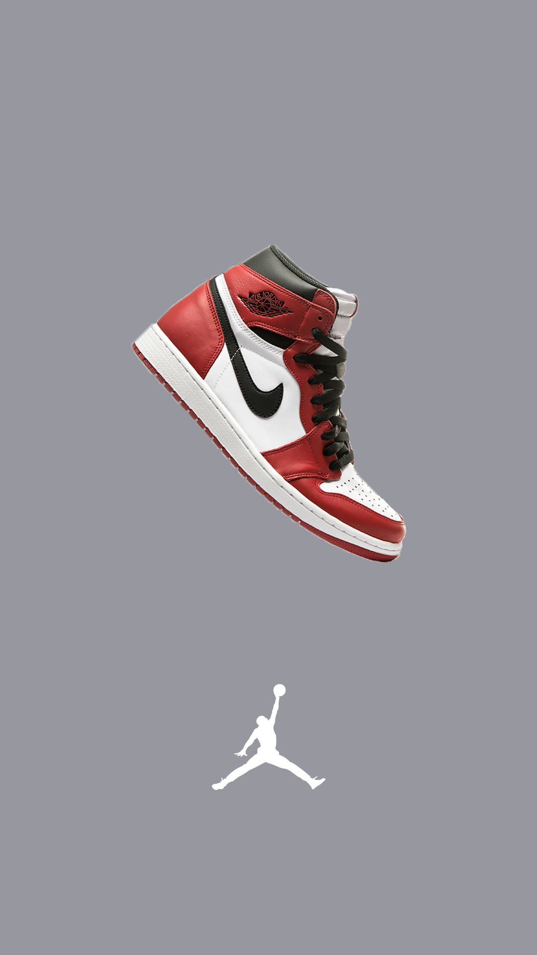 Nike 桌布 壁紙 — 一雙紅、白、黑色的Jordan 1運動鞋漂浮在純灰色背景上，下方有一個白色的Jumpman標誌。