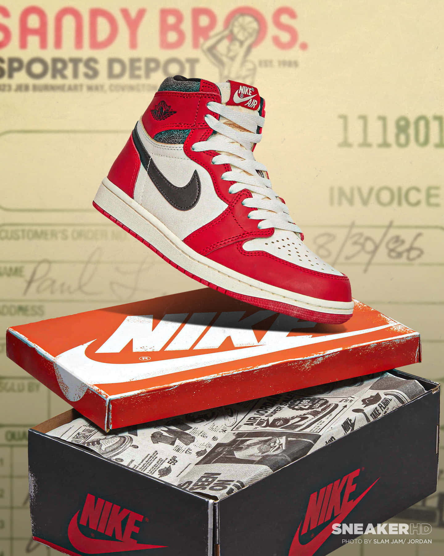 Air Jordan 1 桌布 壁紙 — 一雙紅、白、黑色的Nike Air Jordan 1運動鞋漂浮在堆疊的復古Nike鞋盒上方，背景是復古體育用品倉庫的發票。