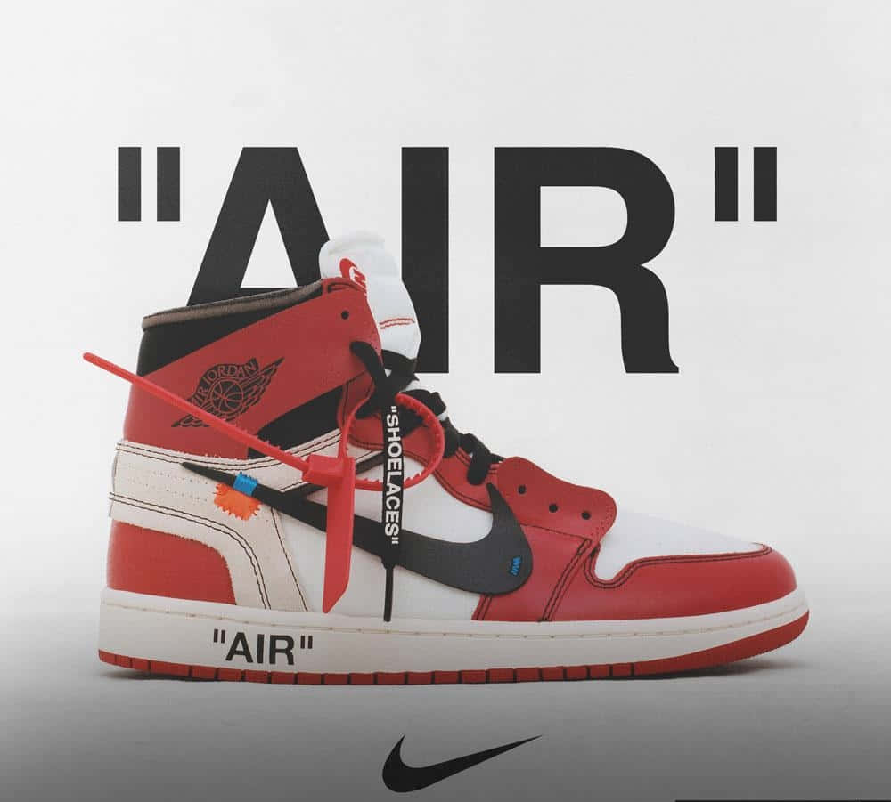 Off White Jordan 1 桌布 壁紙 — 一雙紅、白、黑色高筒運動鞋，帶有粗體文字和標籤細節，背景為簡約灰色。