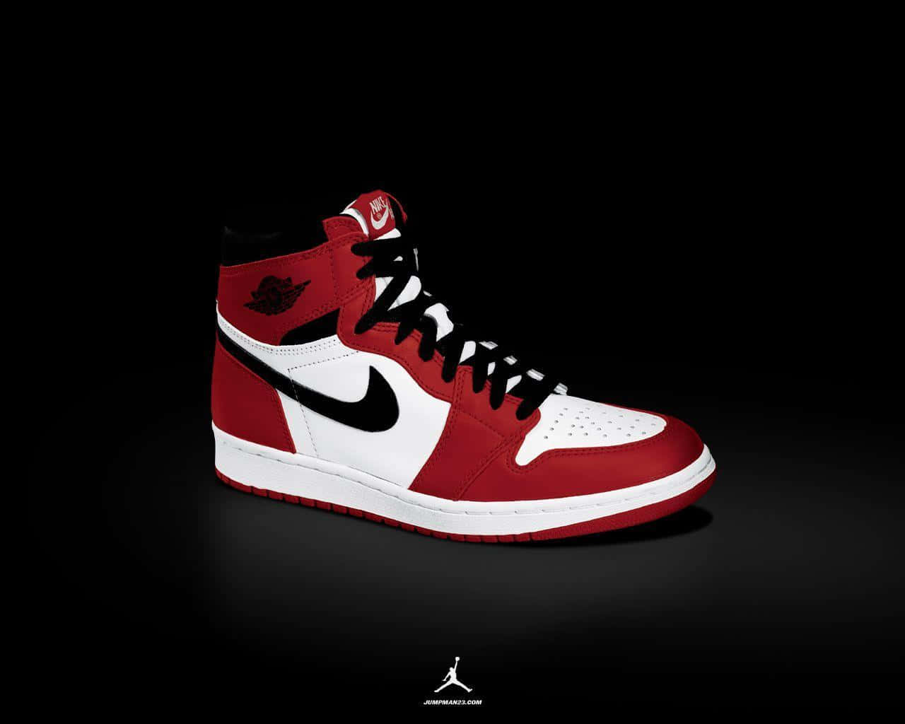 Sneakers 桌布 壁紙 — 一雙紅、白、黑色高筒運動鞋，帶有黑色 swoosh 和翅膀標誌，在深色反光表面上格外突出。