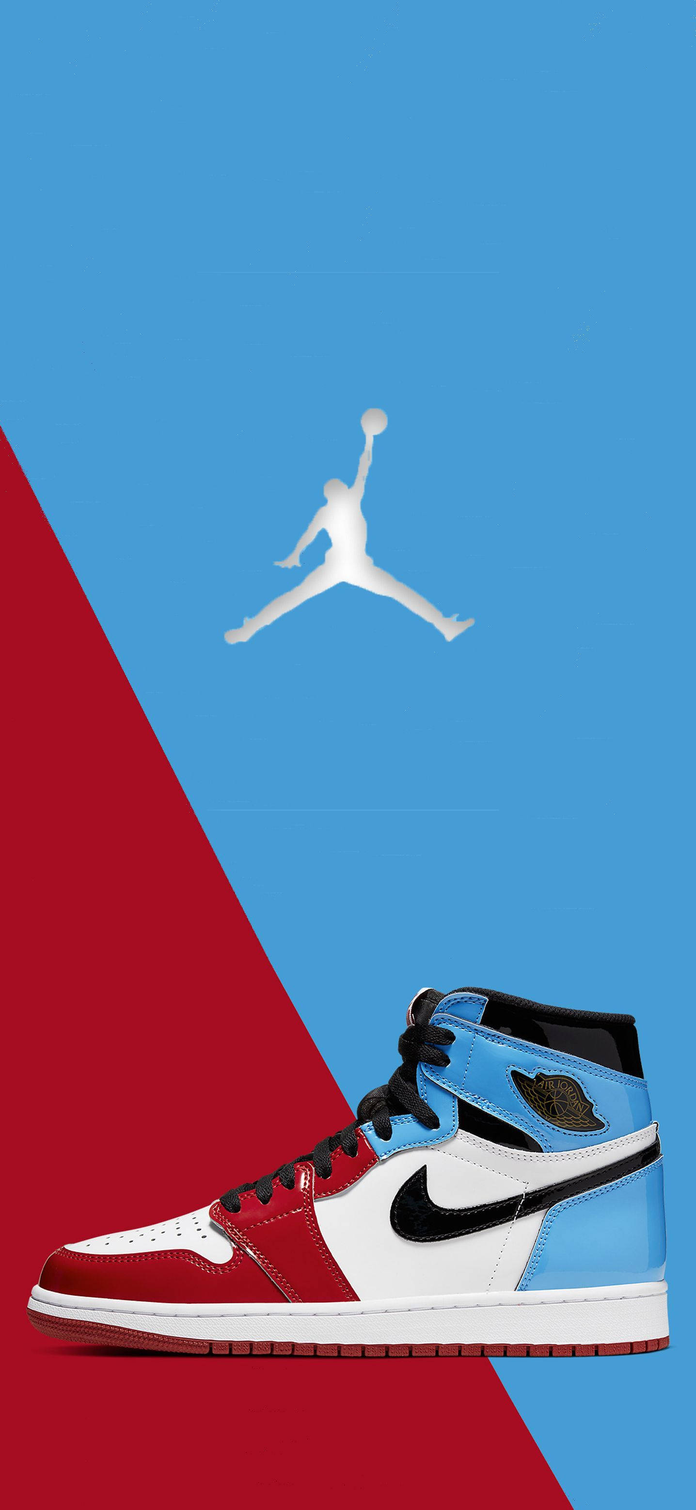 Jordan Logo 桌布 壁紙 — 一雙紅、藍、白色的Jordan 1運動鞋放在大膽的紅藍對角背景上，上方有白色Jumpman剪影。