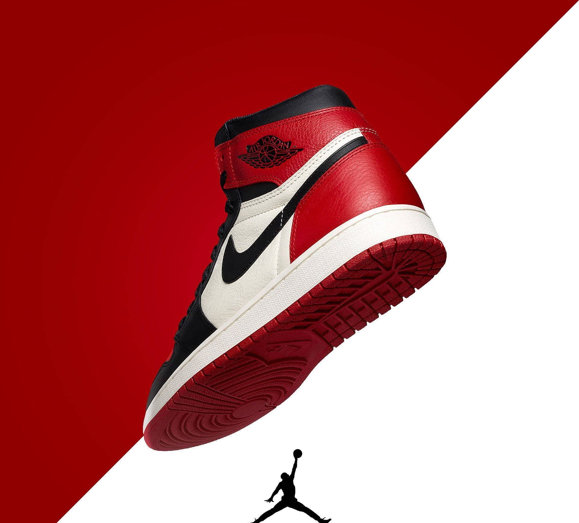Red Nike 桌布 壁紙 — 一雙紅、黑、白色的 Air Jordan 1 運動鞋對角漂浮，背景為大膽的紅白分割，下方有 Jumpman 剪影。