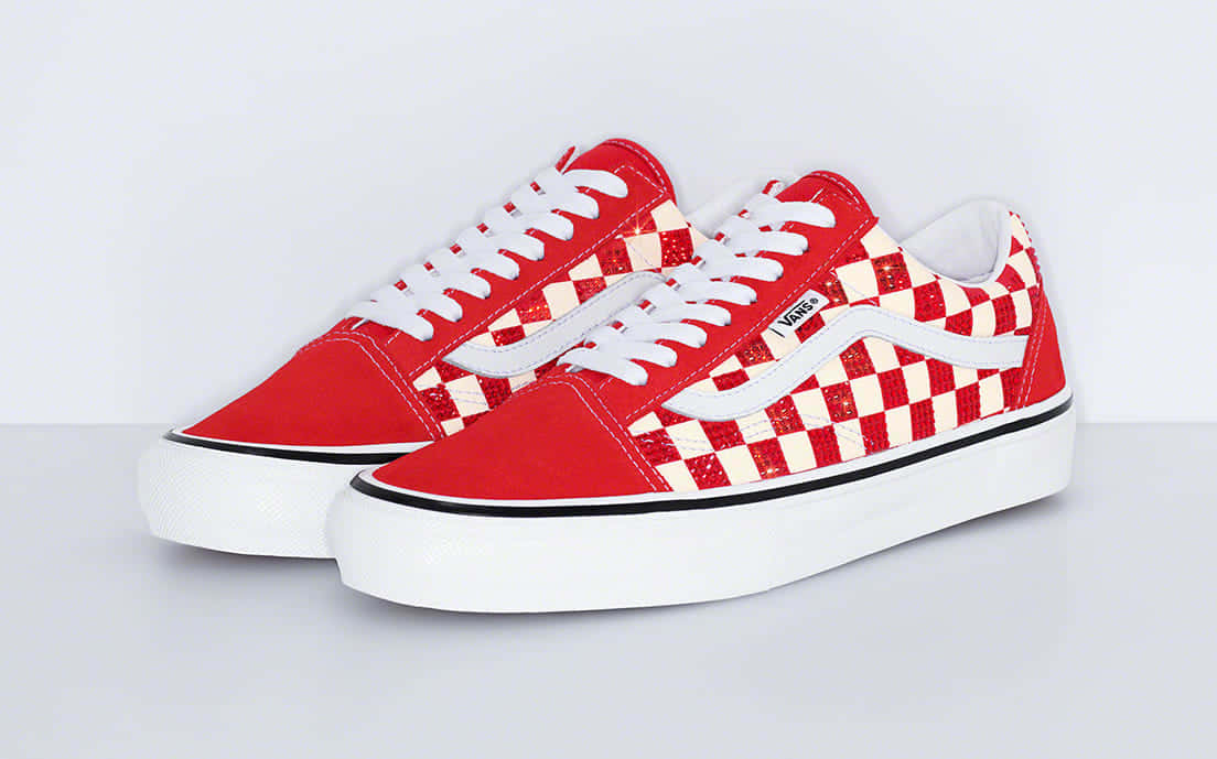 supreme 桌布 壁紙 — 一雙紅白格紋Vans運動鞋，帶有閃亮方格和白色鞋帶，置於純白背景上。