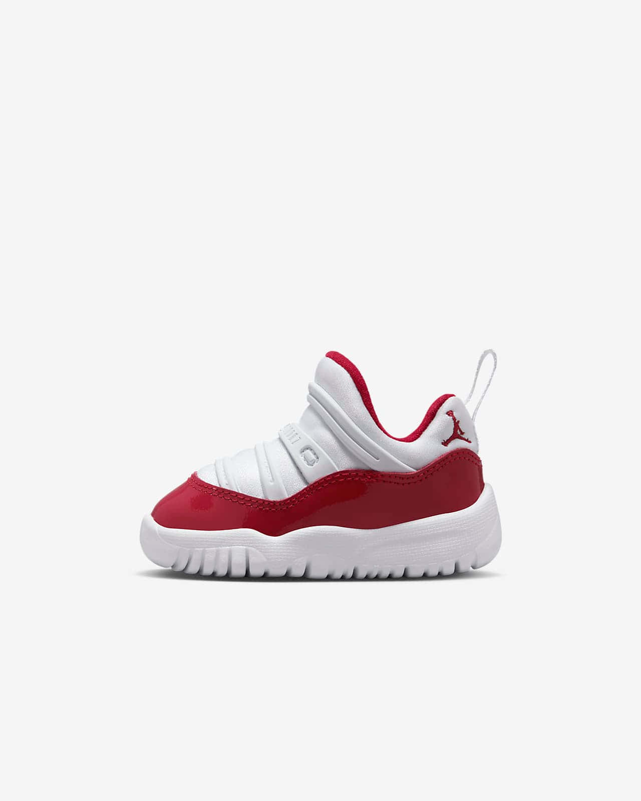 Jordan 桌布 壁紙 — 一雙紅白色的幼兒Air Jordan 11運動鞋，在純白色背景上以側面展示。
