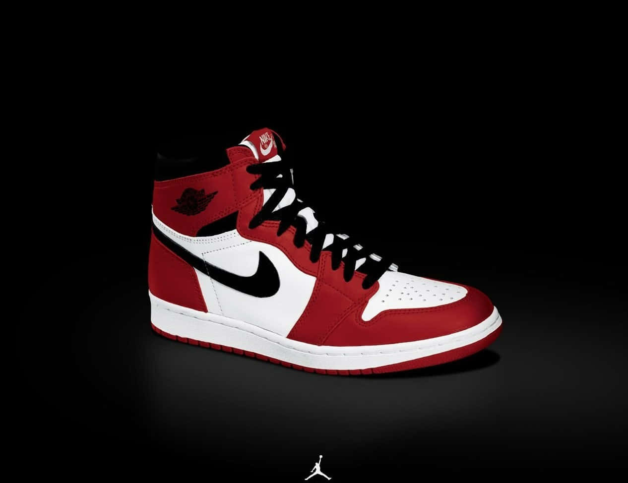 Nike 桌布 壁紙 — 一雙紅白黑高筒運動鞋，帶有黑色勾勾和翅膀標誌，居中放在純黑色背景上。