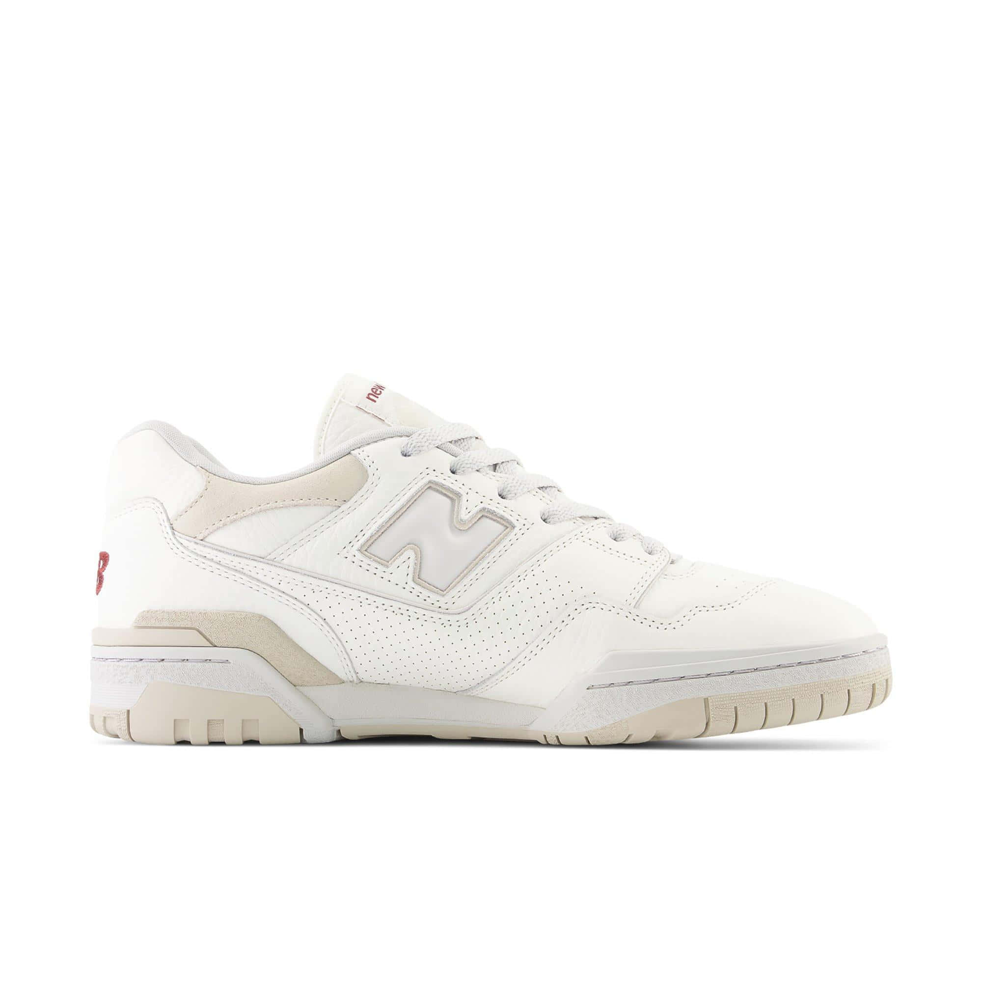 New Balance 桌布 壁紙 — 一雙純白 New Balance 運動鞋，帶有米色點綴和穿孔細節，在乾淨的攝影棚燈光下展示。