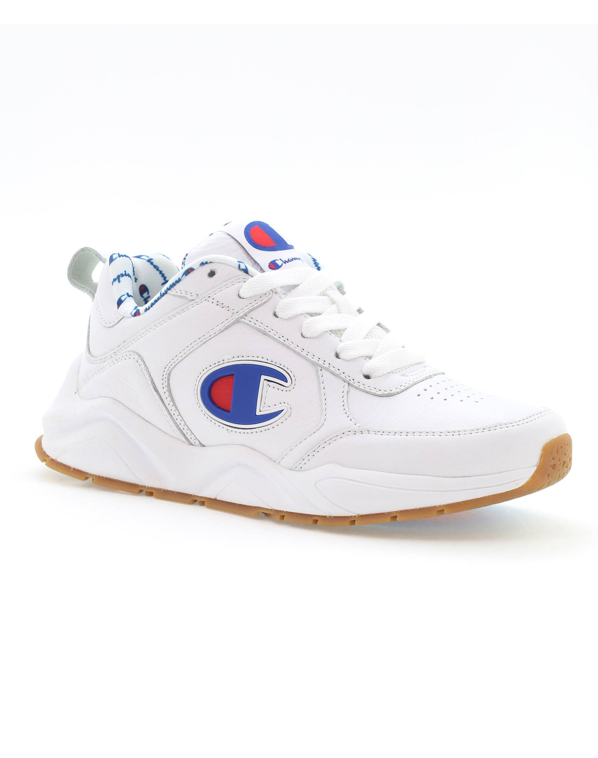 Champion 桌布 壁紙 — 一雙純白Champion運動鞋，帶有藍紅標誌和橡膠鞋底，在乾淨的攝影棚燈光下展示。
