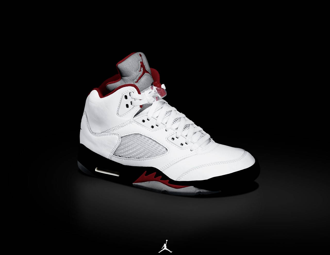 Jordan球鞋 桌布 壁紙 — 一雙純白Jordan 5運動鞋，帶有紅色點綴和黑色鞋底，孤立在純黑色背景上。