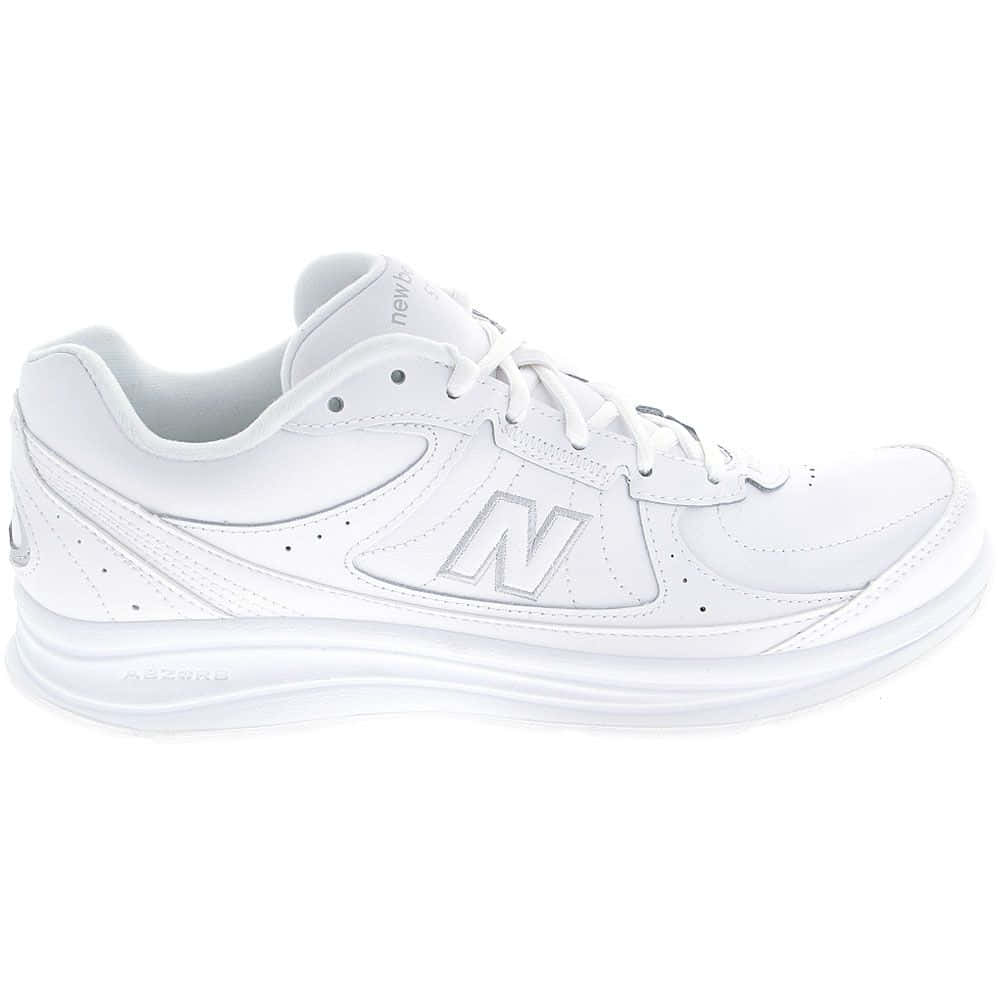 New Balance 桌布 壁紙 — 一雙純白色的 New Balance 運動鞋，在乾淨的白色背景上以側面展示。