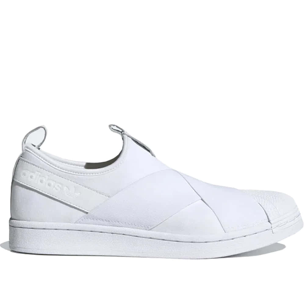 愛迪達 桌布 壁紙 — 一雙純白色的adidas slip-on運動鞋，帶有乾淨的縫線和簡約設計，背景為素色。