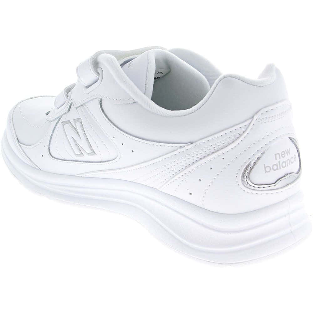 New Balance 桌布 壁紙 — 一雙純白色的New Balance運動鞋，從後方四分之三角度展示，背景為潔淨的白色。