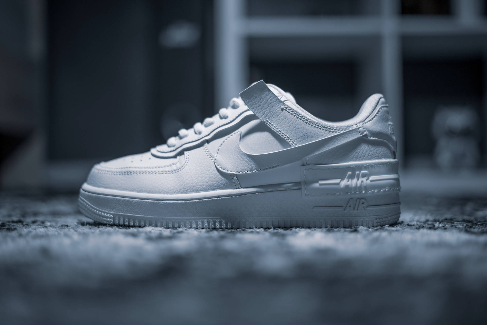 室內地毯上的白色Nike Air Force 1運動鞋 — Nike GIF 壁紙