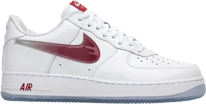 台灣 桌布 壁紙 — 一雙純白色的Nike Air Force 1運動鞋，帶有亮紅色勾勾和半透明鞋底，置於黑色背景前。