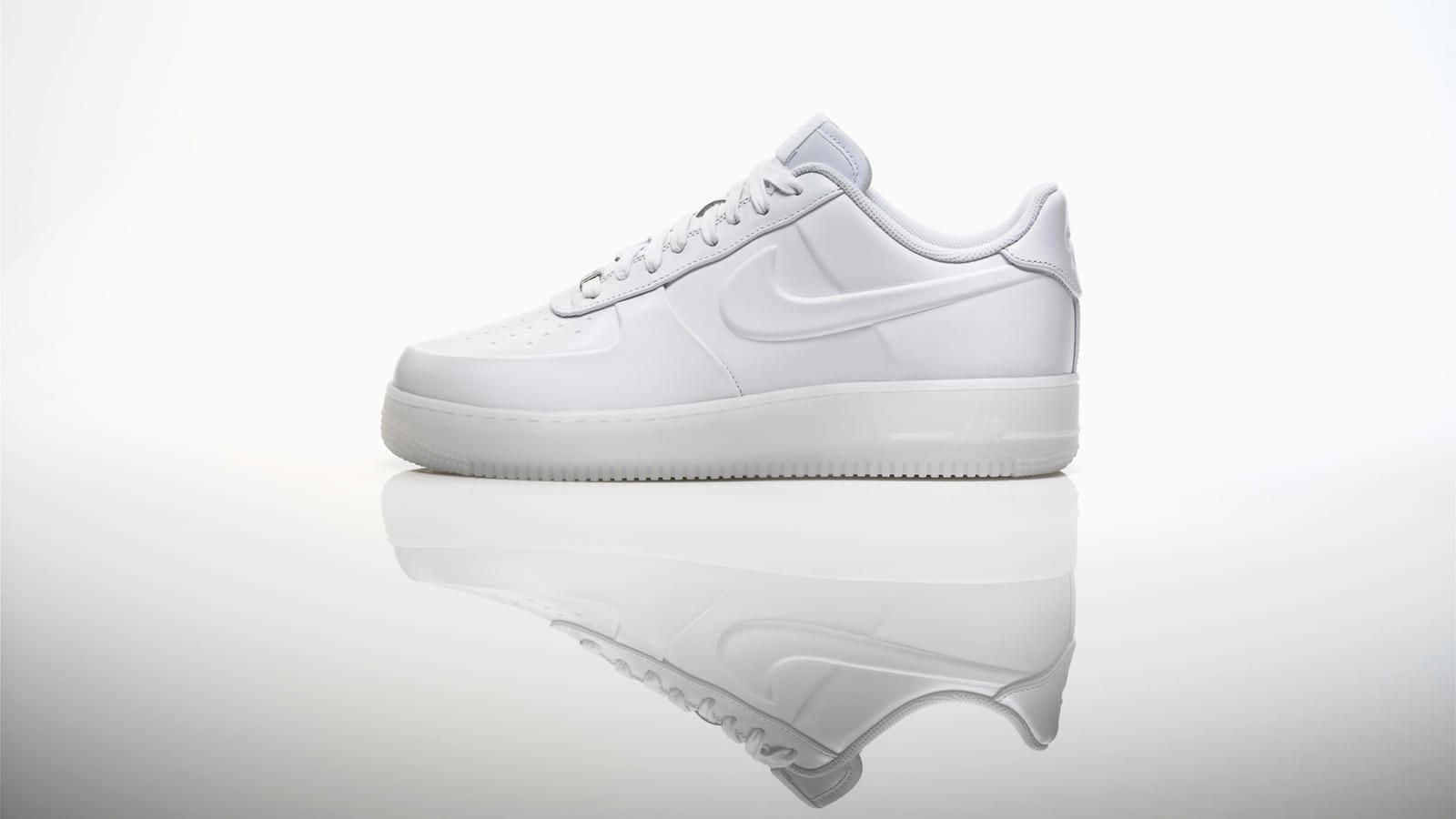 桌布 壁紙 — 一雙純白色的Nike Air Force 1運動鞋完美地置於光滑的白色表面上，投射出清晰的倒影。