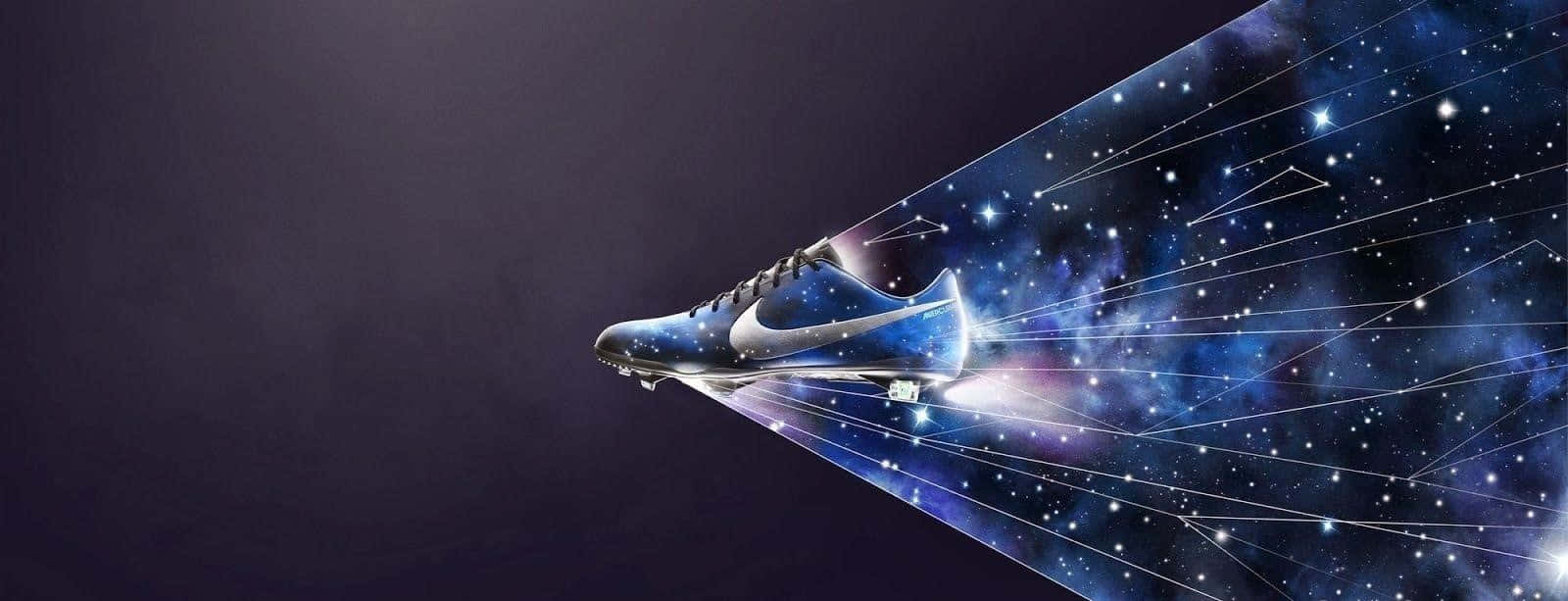 銀河 桌布 壁紙 — 一雙藍色Nike足球鞋在星光燦爛的宇宙隧道中翱翔，帶有發光的軌跡和星雲。