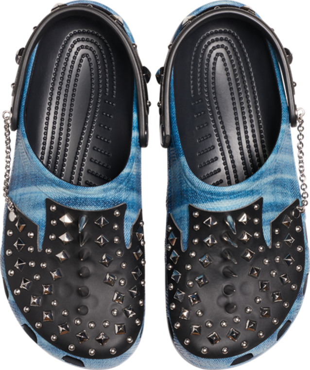 Crocs 桌布 壁紙 — 一雙藍色牛仔布紋理的Crocs木屐，飾有銀色鉚釘和鏈條，背景為黑色。