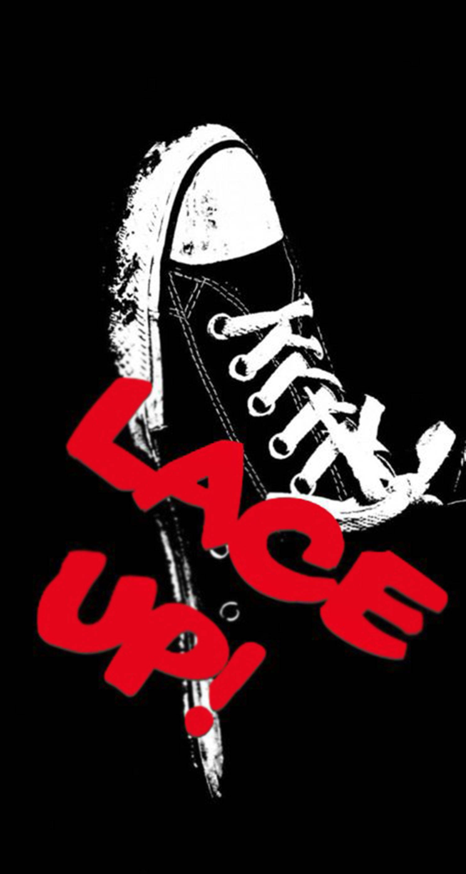 Lace 桌布 壁紙 — 一雙骯髒的白色運動鞋，黑色背景上有紅色「LACE UP!」文字。