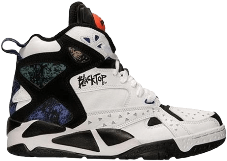 Reebok 桌布 壁紙 — 一雙高筒籃球鞋，帶有白色、黑色和藍色斑點細節，以及紅色拉環，背景為純黑色。