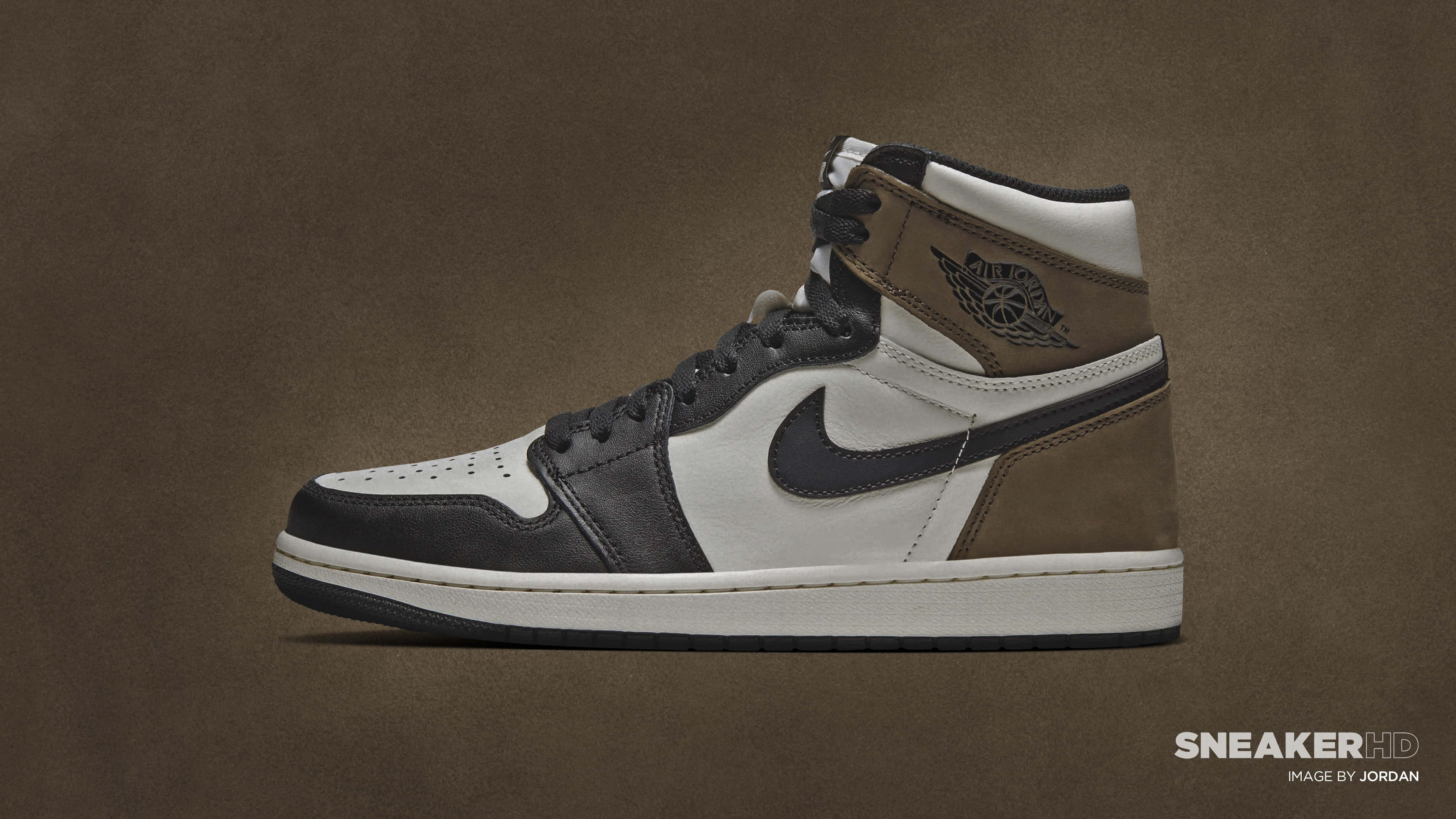 Air Jordan 1 桌布 壁紙 — 一雙黑、白、棕色皮革製的高筒Jordan運動鞋，搭配紋理棕色背景。