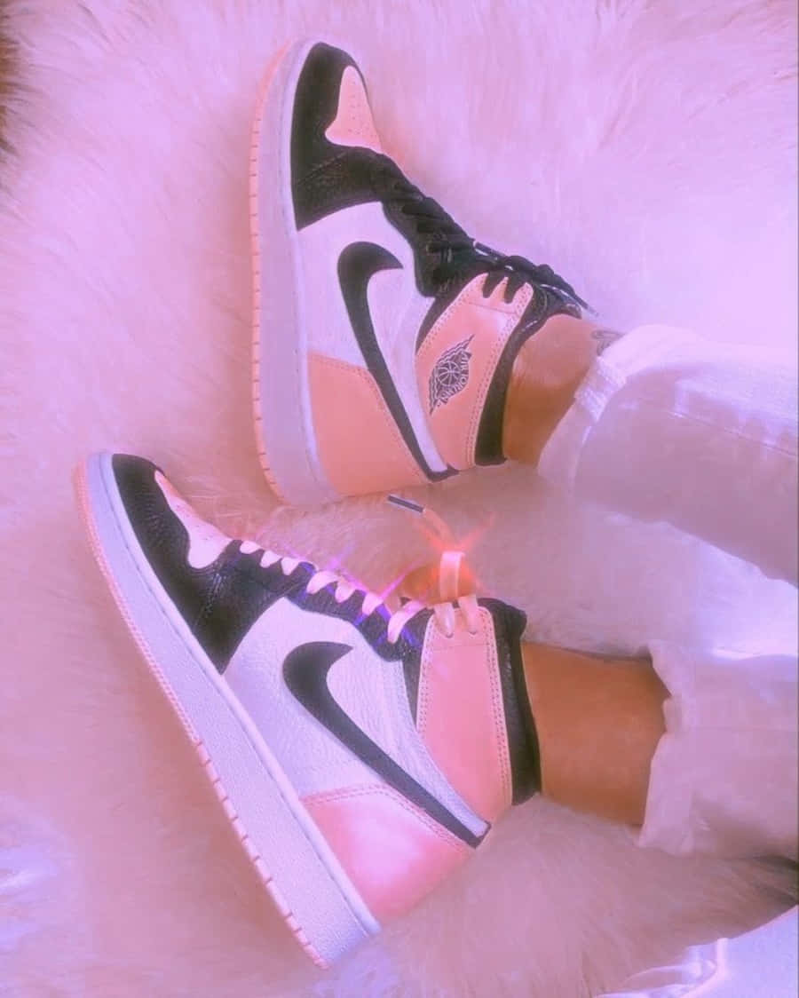 Pink Shoes 桌布 壁紙 — 一雙黑、白、粉紅色的Jordan 1運動鞋放在毛絨粉紅色地毯上，鞋帶發光。
