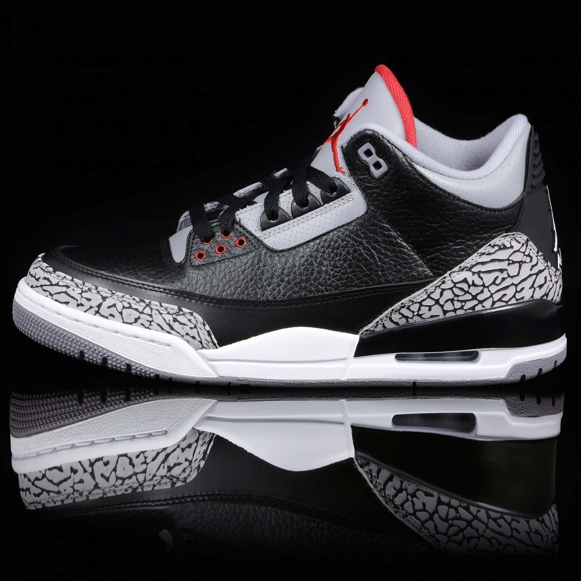 黑、白、紅色的 Air Jordan 3 運動鞋，象紋鞋底，反射表面。 — Air Jordan 1 壁紙