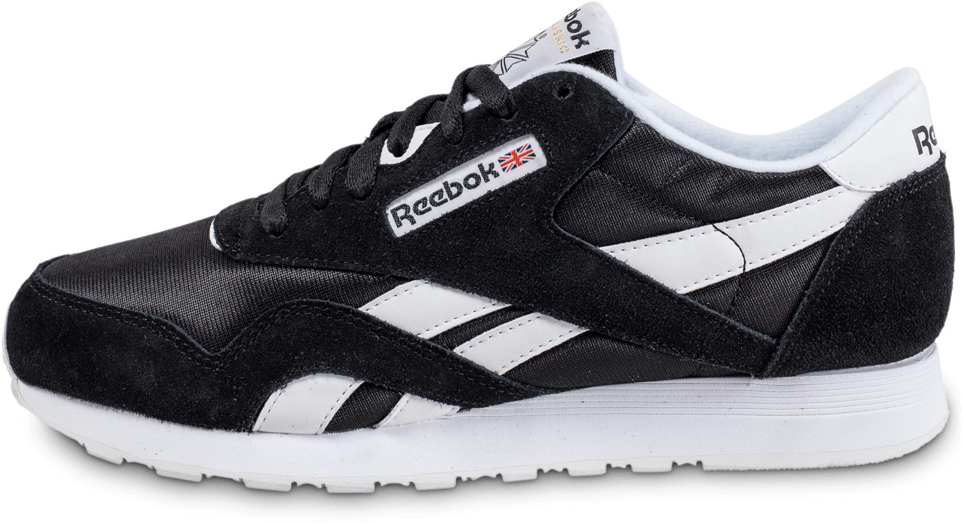 Reebok 桌布 壁紙 — 一雙黑白 Reebok Classic 運動鞋，帶有 Union Jack 品牌標誌，在純黑色背景下以銳利的工作室細節展示。
