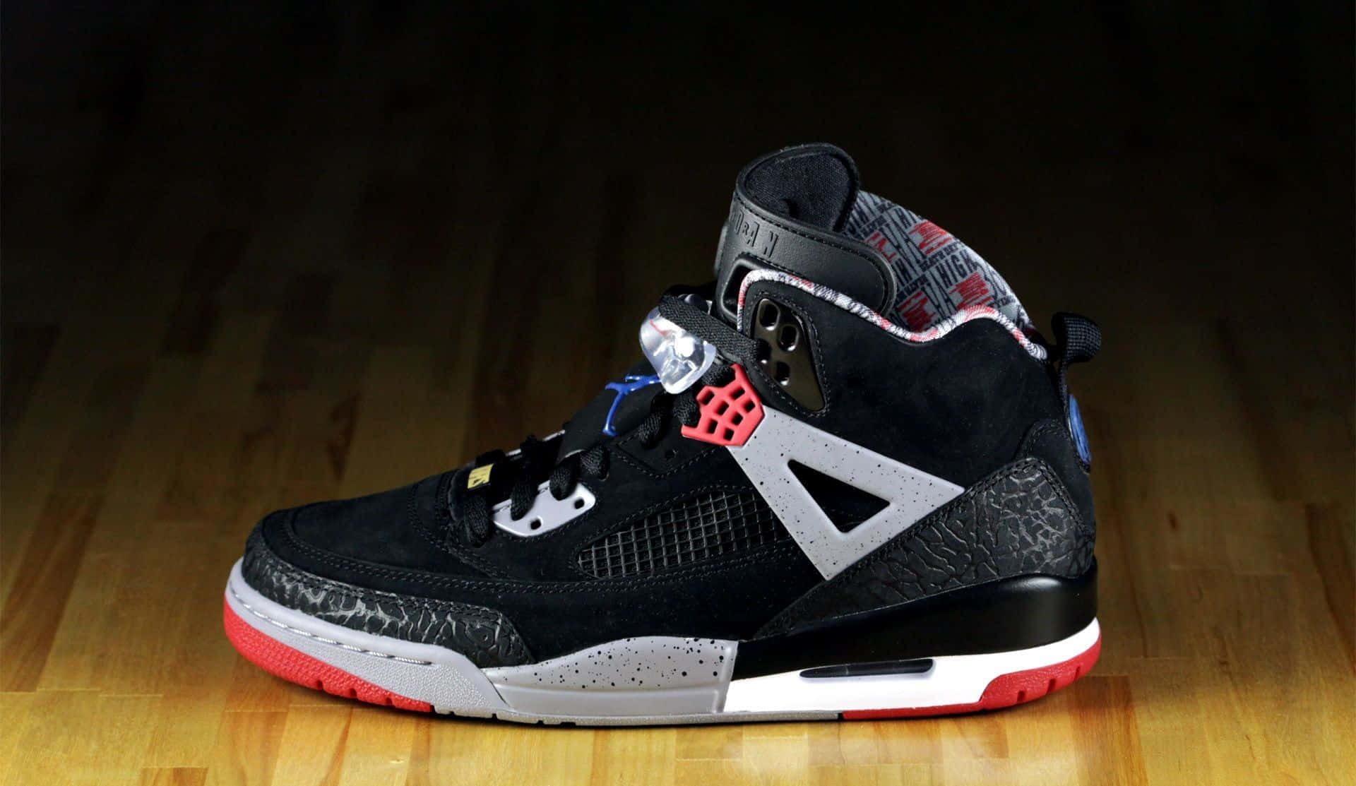 一雙黑白紅配色的Air Jordan 4球鞋置於木質地板上 壁紙