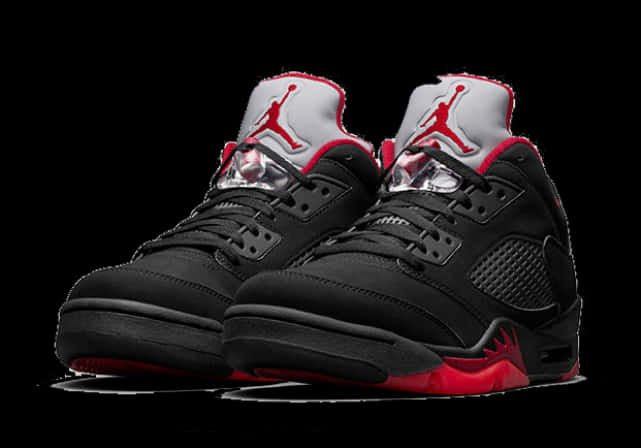 Product 桌布 壁紙 — 一雙黑紅配色Jordan 5運動鞋，帶有銀色點綴，展示在純黑色背景上。