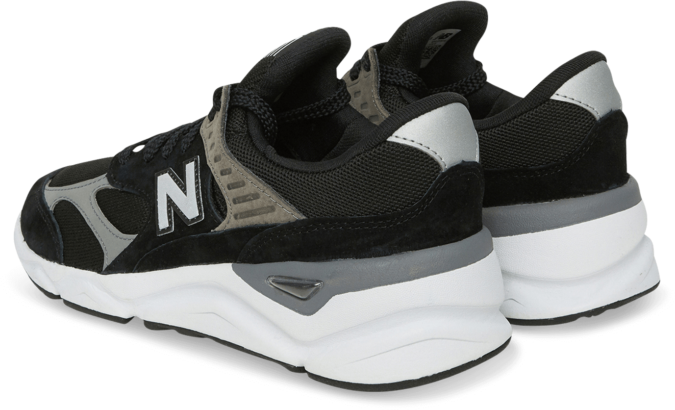 Sneaker 桌布 壁紙 — 一雙黑色、灰色和白色的New Balance運動鞋，以側面輪廓展示在純黑色背景上。